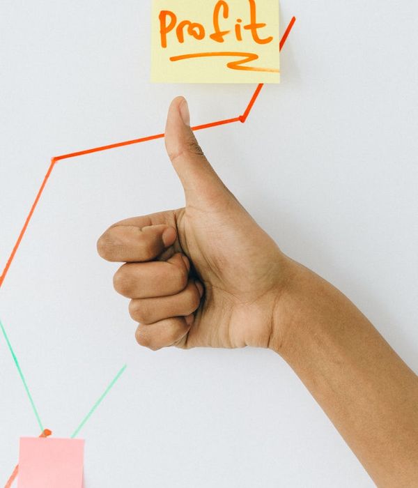 Experienced performance marketing specialist and course instructor